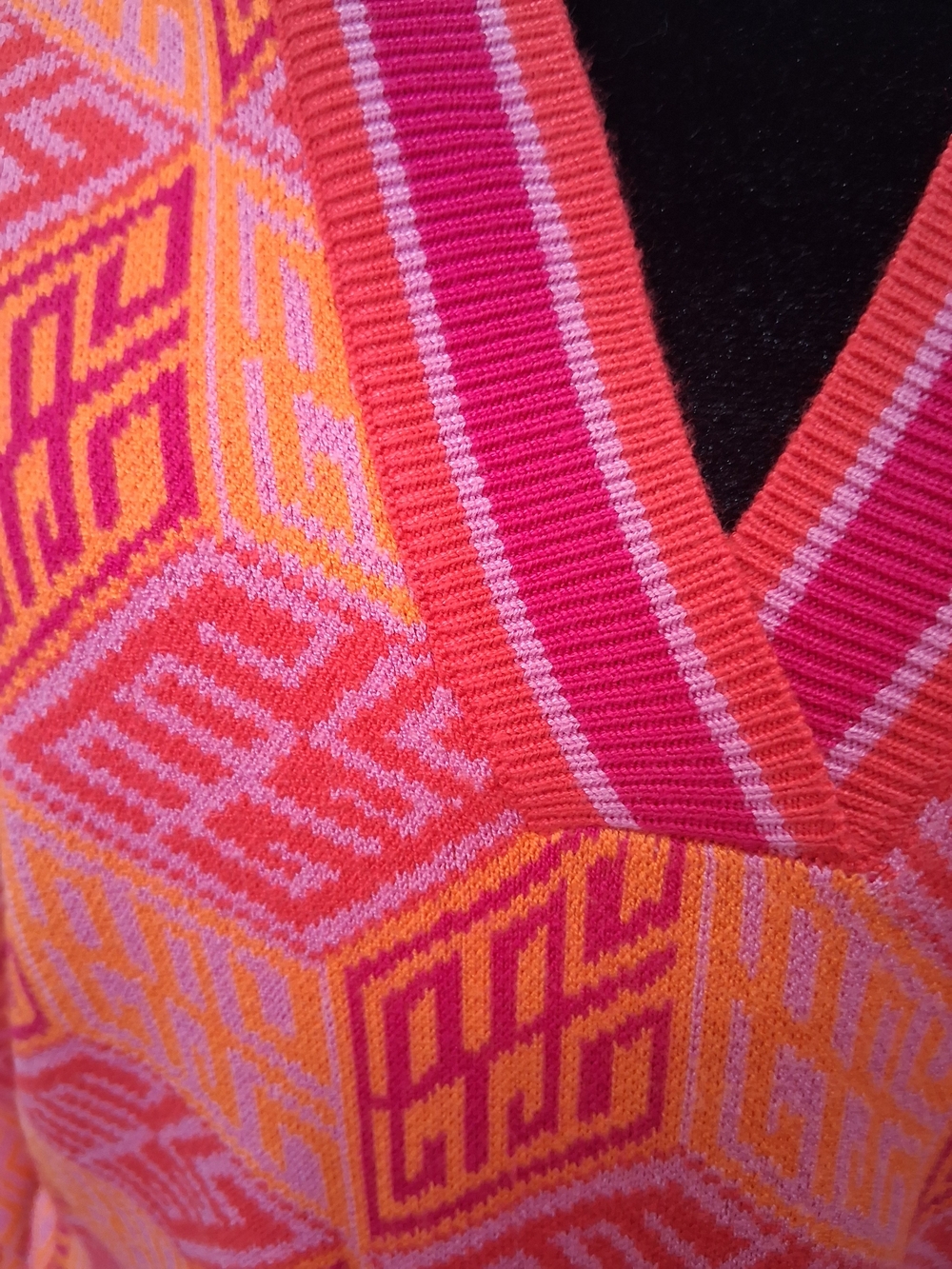 V-Neck Geometric Knit Top in Coral & Pink